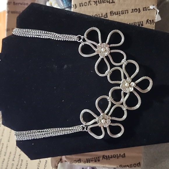 Jewelry - Flower necklace